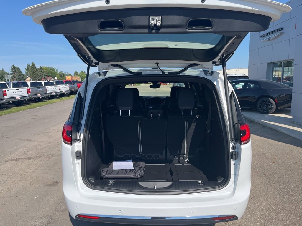 New 2025 Chrysler Pacifica Select image 9