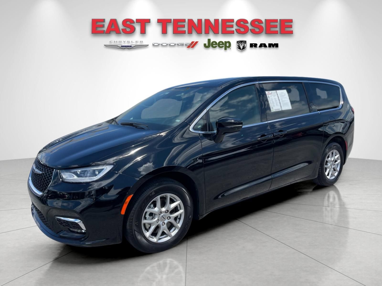 Used 2025 Chrysler Pacifica Select FWD image 7