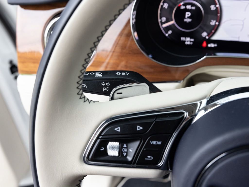 Used 2024 Bentley Bentayga image 40