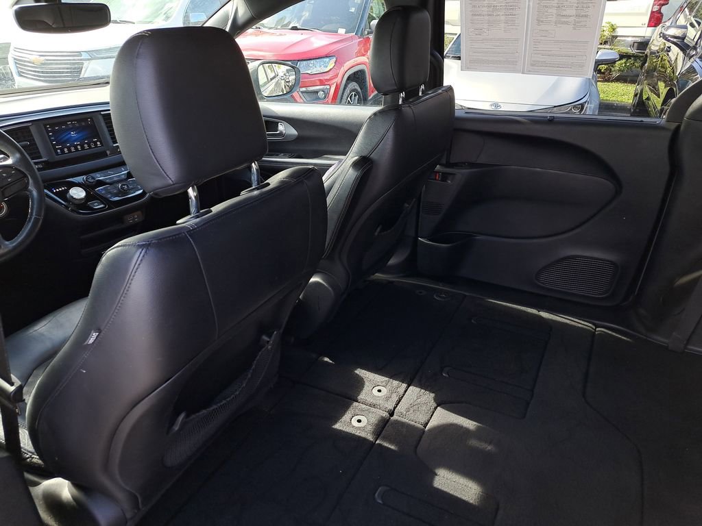 Used 2020 Chrysler Pacifica Touring-L w/ S Appearance Package image 12