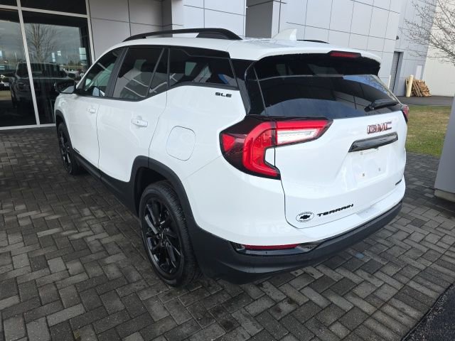 Used 2024 GMC Terrain SLE w/ Elevation Edition image 2
