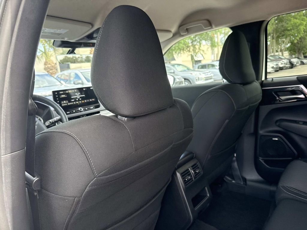 Used 2025 Mitsubishi Outlander ES image 12