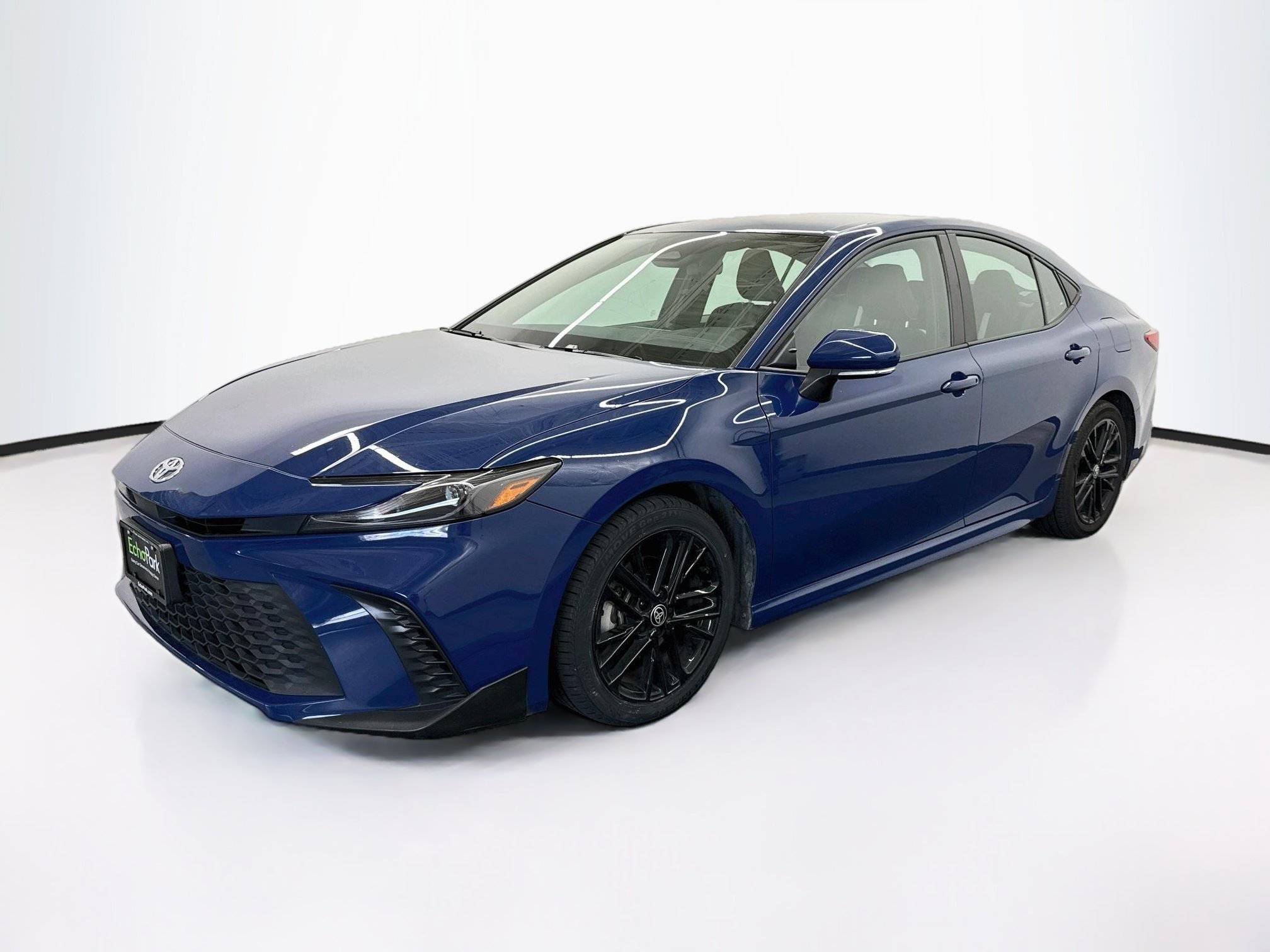 Used 2025 Toyota Camry SE FWD image 3
