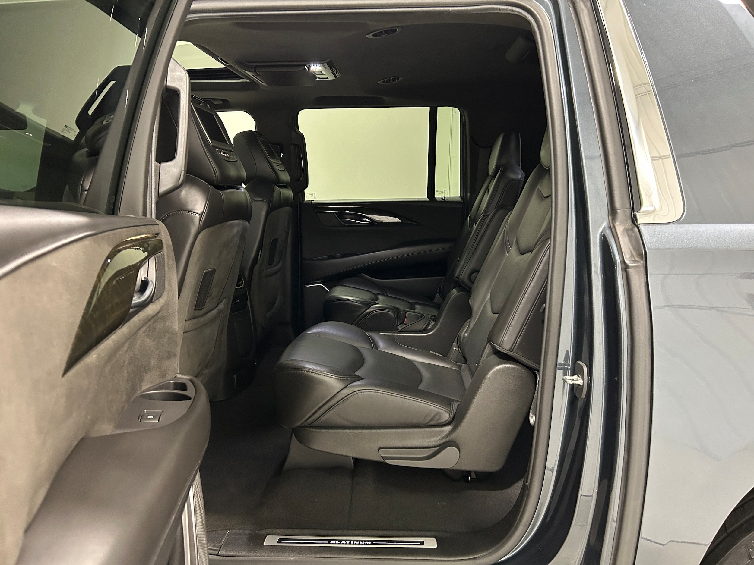 Used 2019 Cadillac Escalade ESV Platinum AWD/4WD image 31