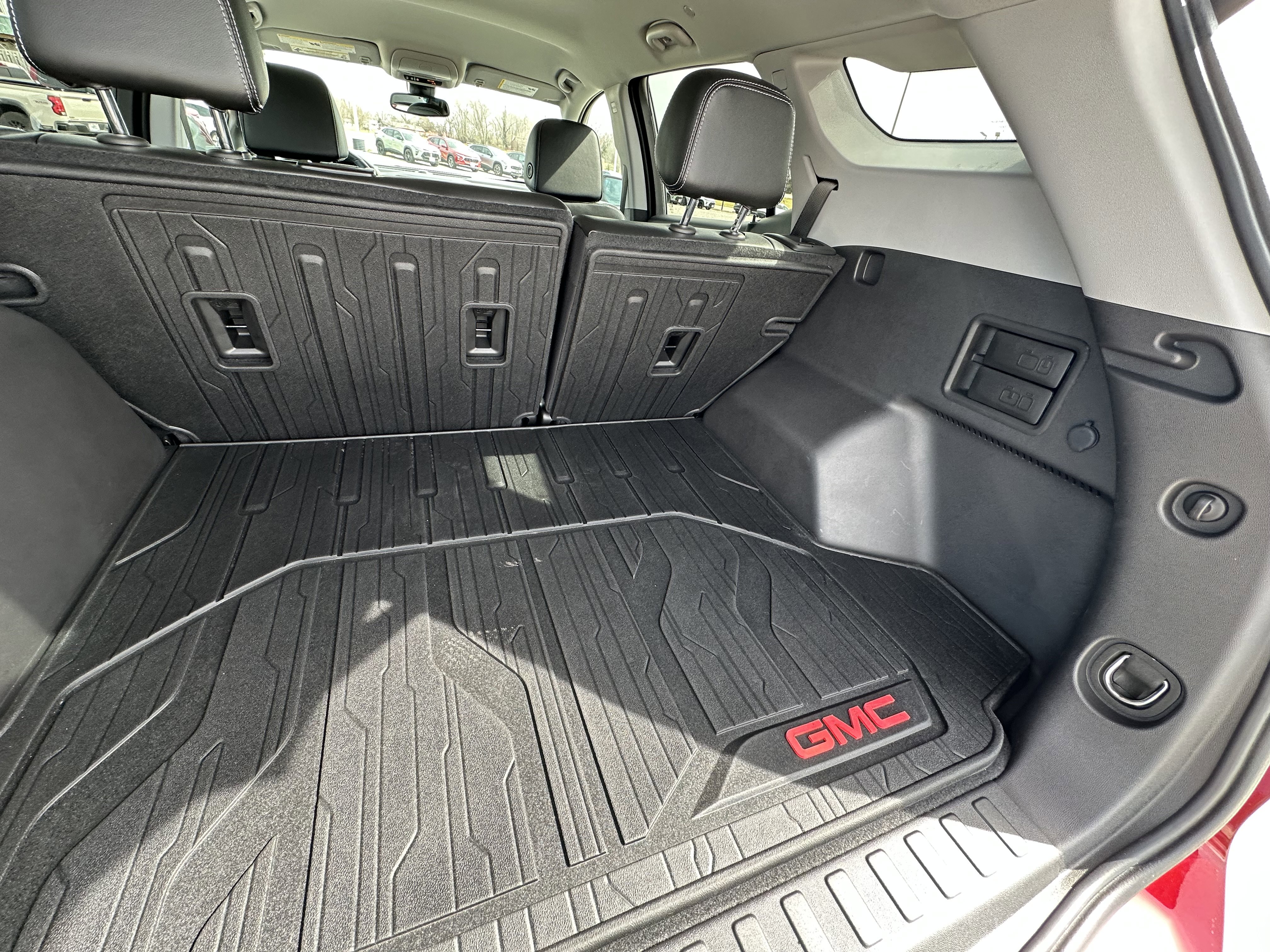 Used 2024 GMC Terrain SLT w/ Infotainment Package II image 25