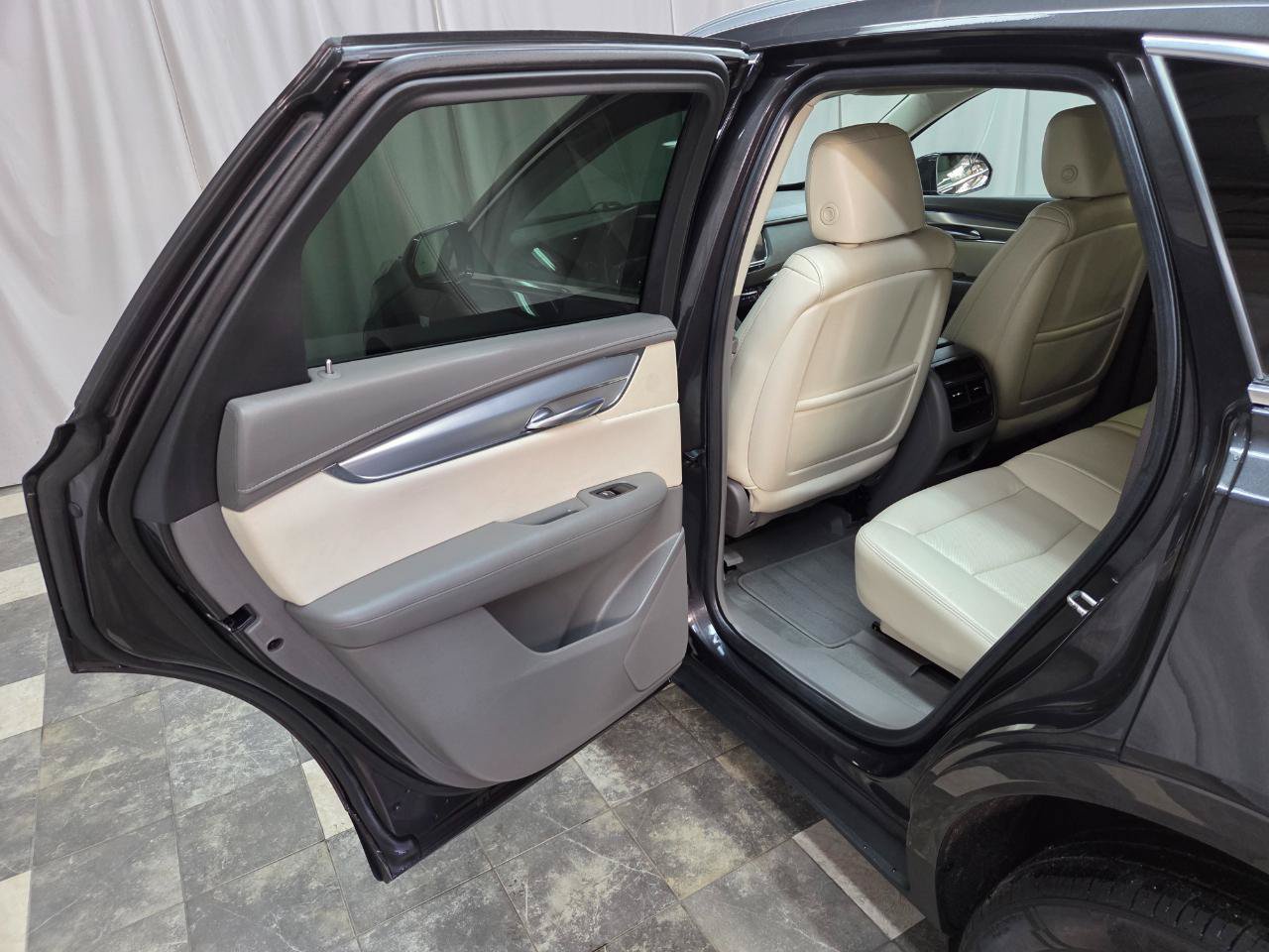 Used 2017 Cadillac XT5 Premium Luxury w/ Advanced Security Package AWD/4WD image 13