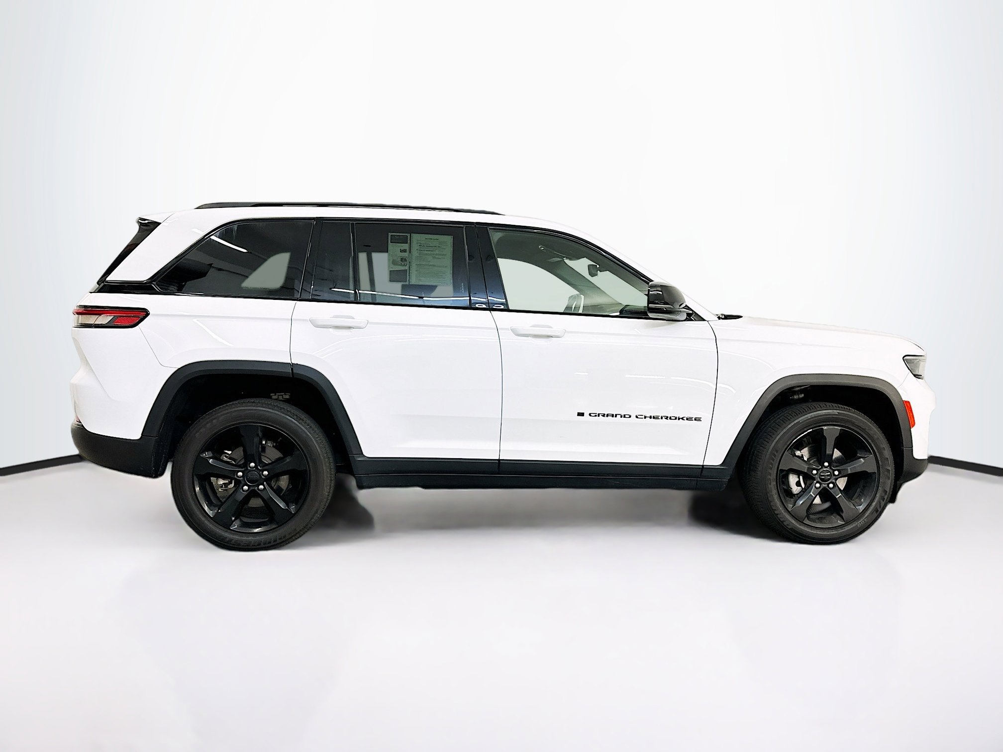 Used 2023 Jeep Grand Cherokee Altitude AWD/4WD image 10