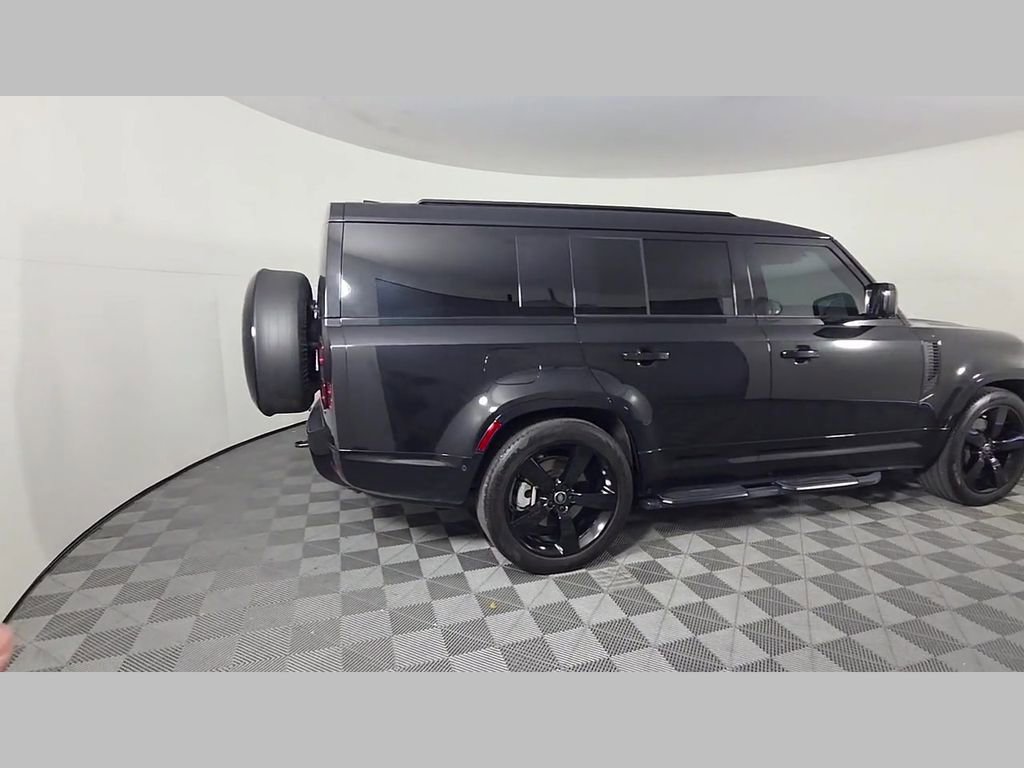 Used 2025 Land Rover Defender 130 X-Dynamic SE image 38