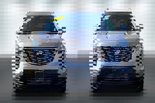 Used 2023 Cadillac XT4 Luxury w/ Cold Weather Package image 2