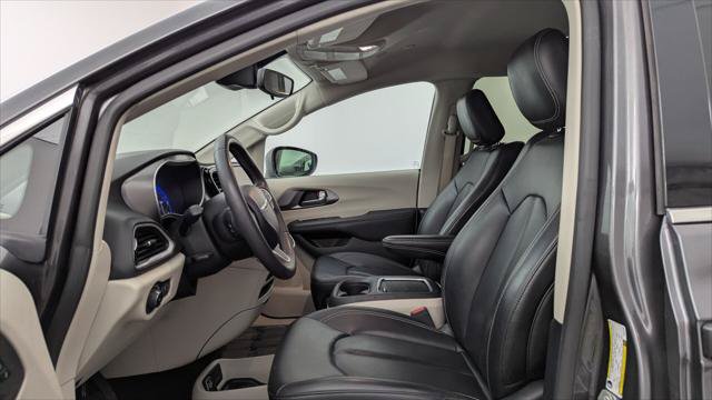 Used 2023 Chrysler Pacifica Touring-L FWD image 16