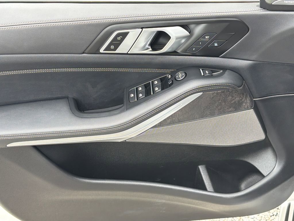 Used 2025 BMW X5 xDrive40i w/ Climate Comfort Package image 3