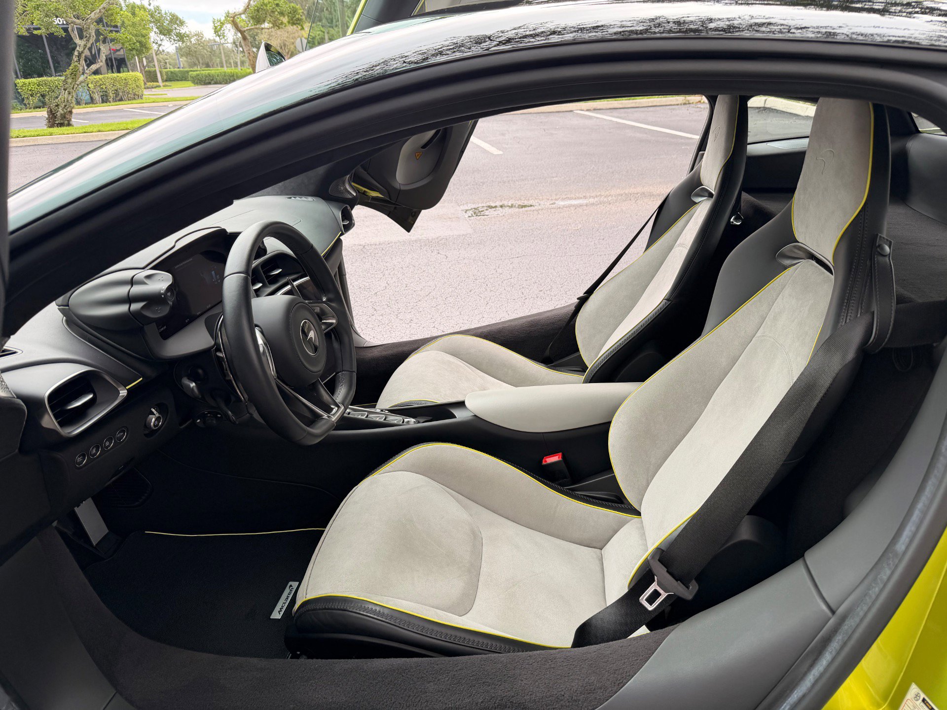 Used 2023 McLaren Artura image 15