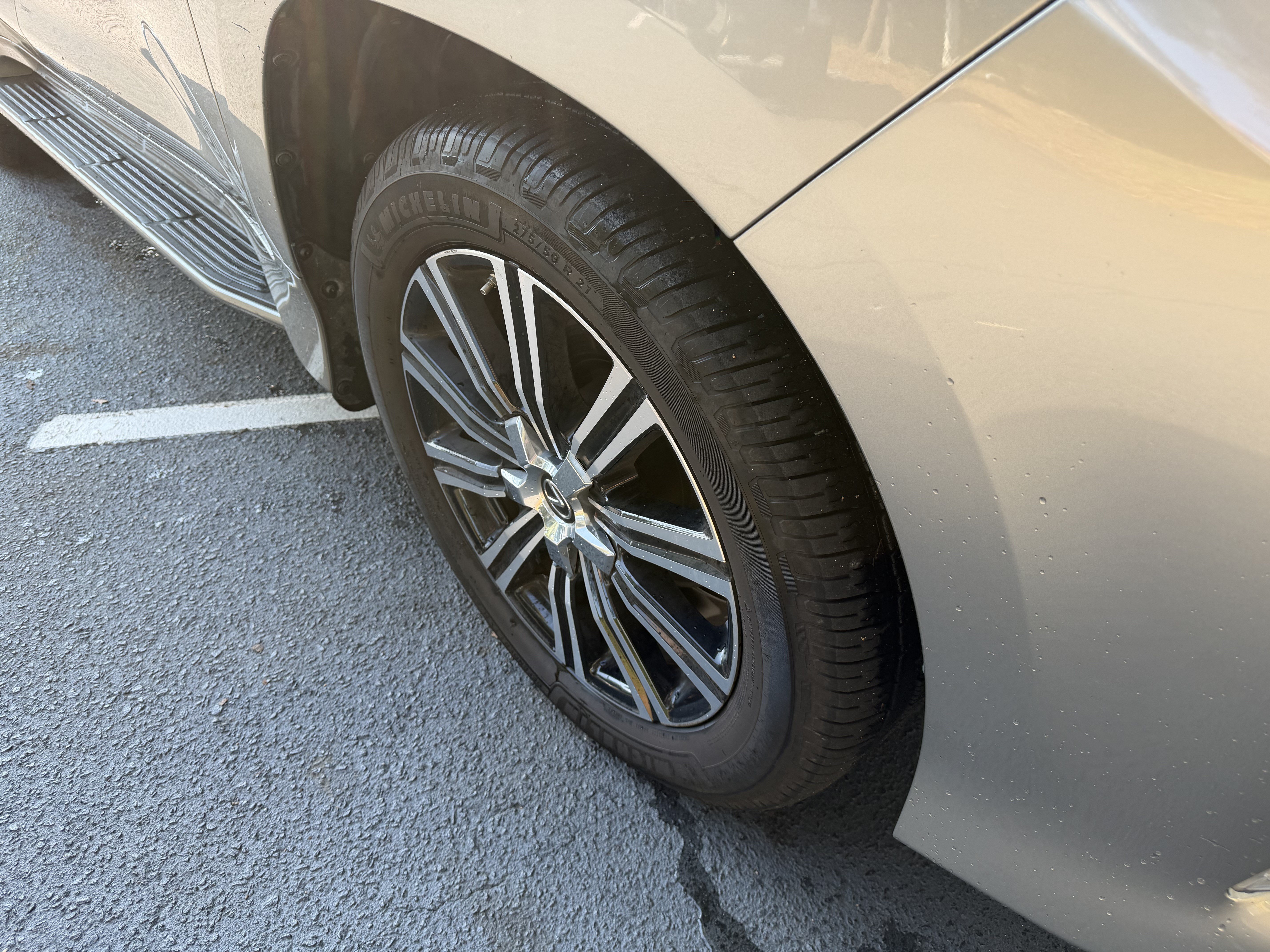 Used 2020 Lexus LX 570 4WD w/ Luxury Package image 11