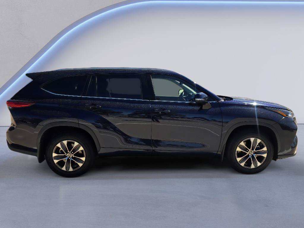 Used 2021 Toyota Highlander XLE AWD/4WD image 6