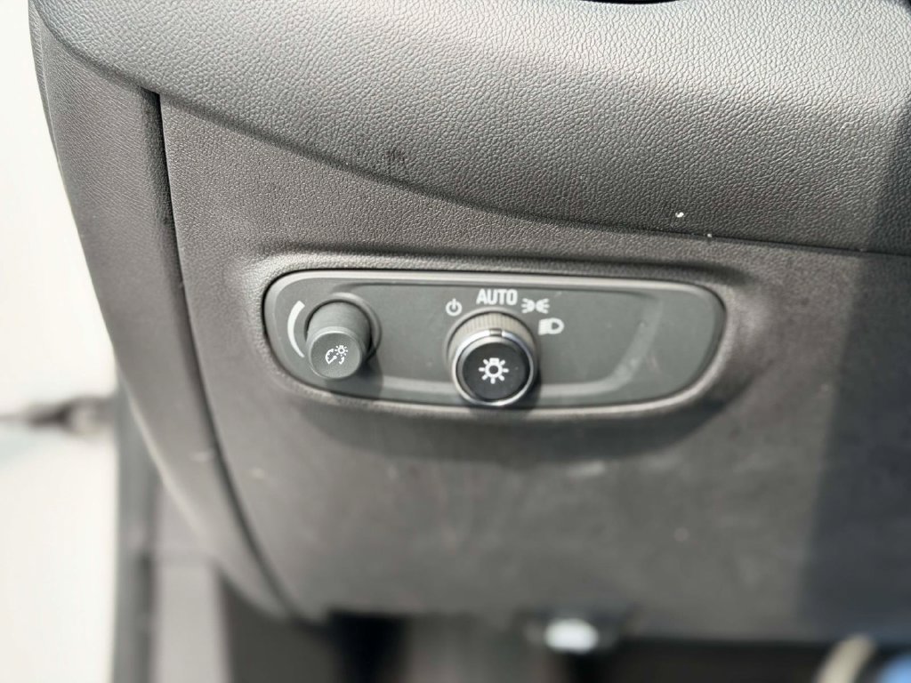 Used 2021 Chevrolet Equinox LT FWD image 32
