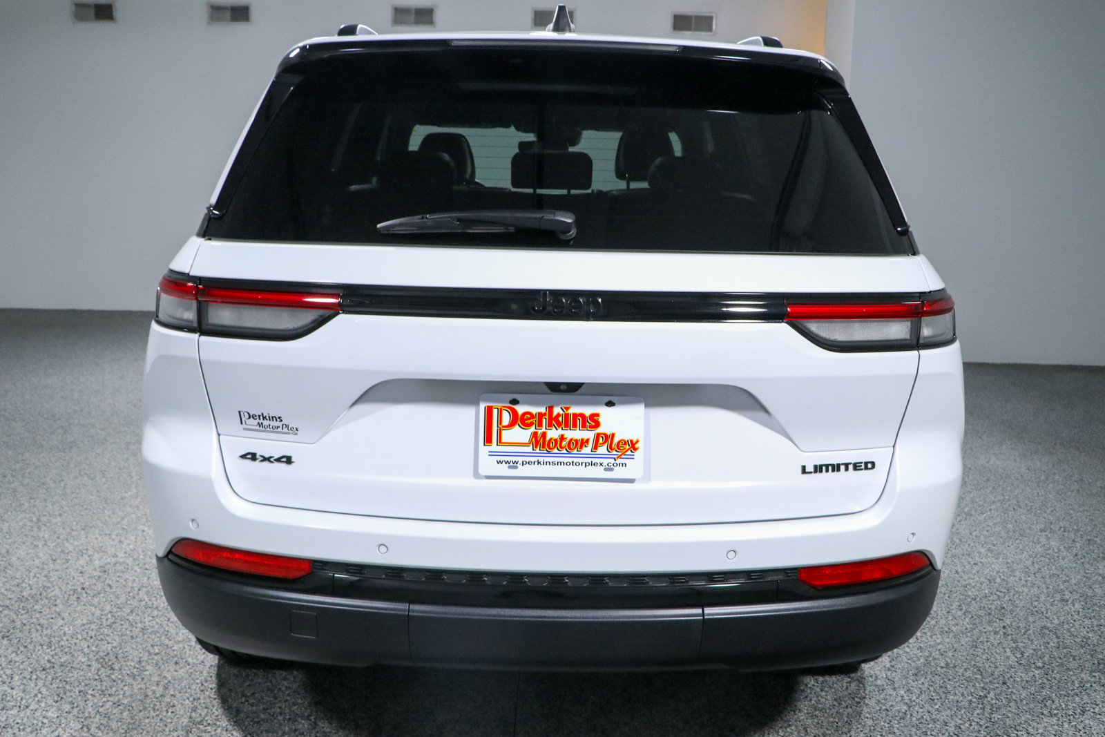 Used 2024 Jeep Grand Cherokee Limited w/ Black Appearance Package AWD/4WD image 8