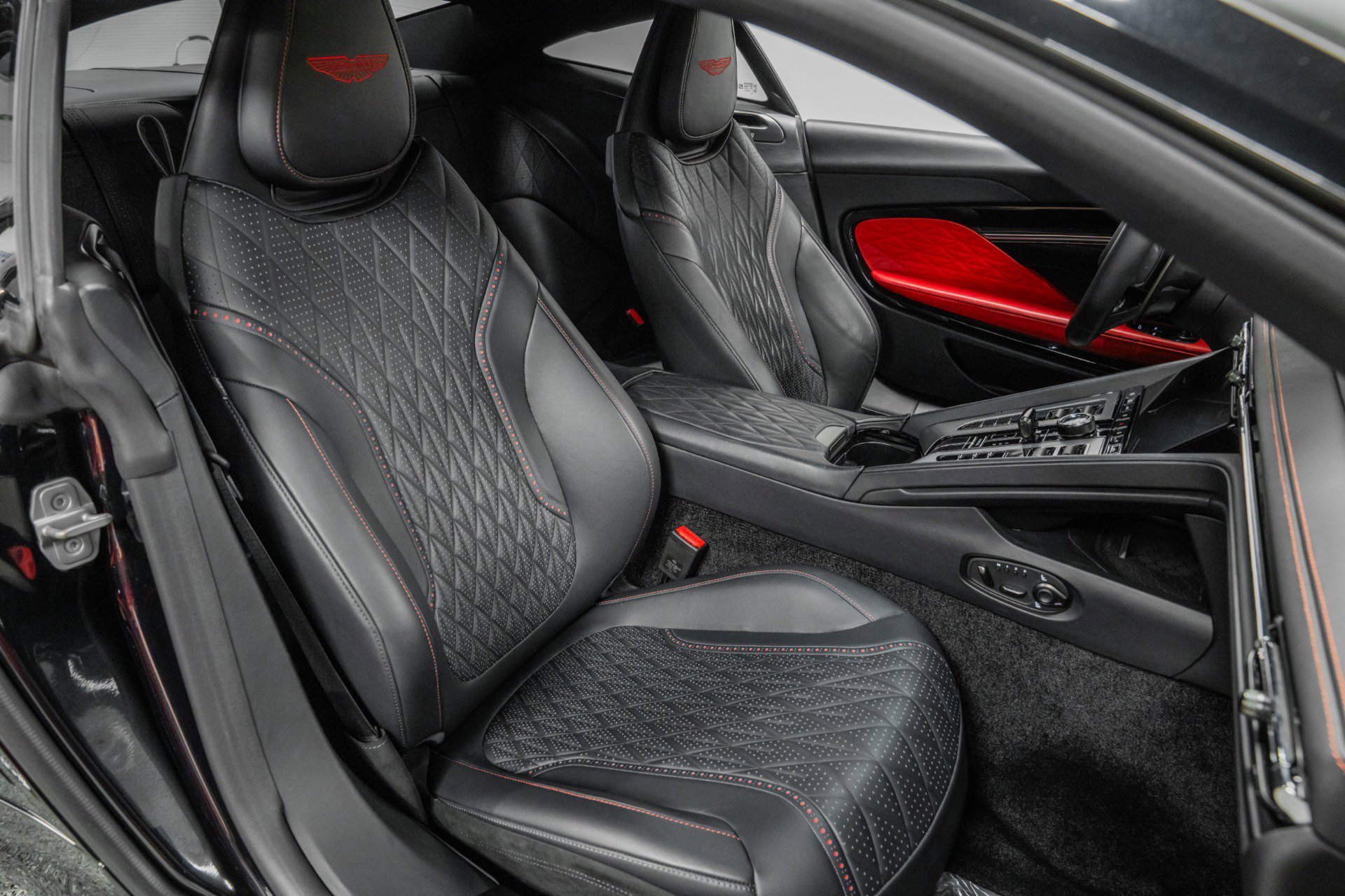 Used 2024 Aston Martin DB12 Coupe image 23