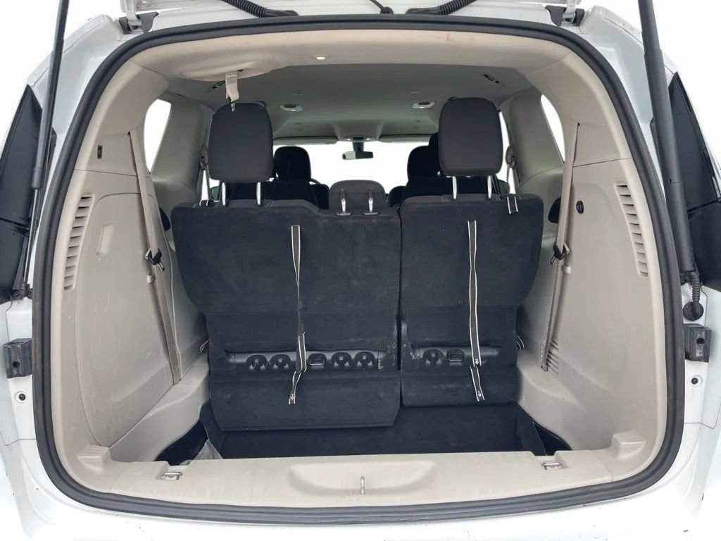 Used 2022 Chrysler Voyager LX image 12