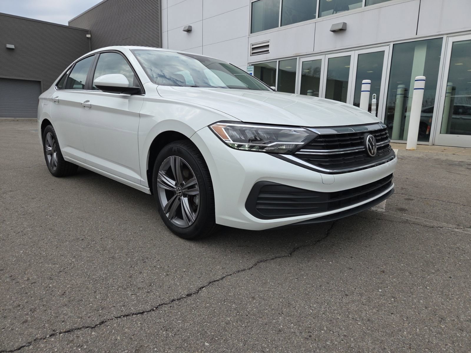 Certified 2022 Volkswagen Jetta SE FWD image 32