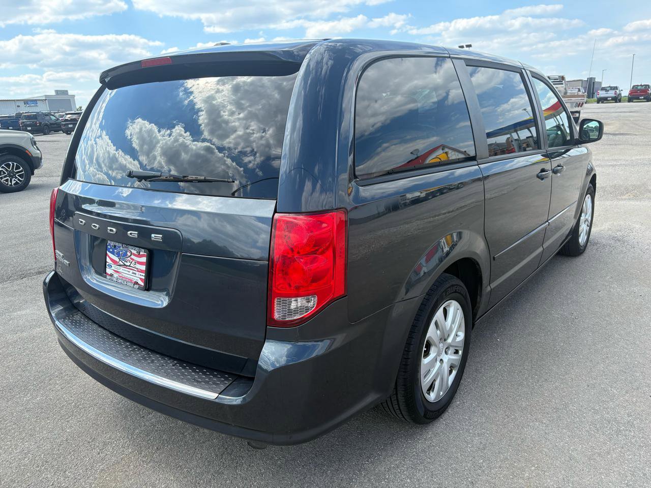 Used 2014 Dodge Grand Caravan SE w/ Quick Order Package 29E SE FWD image 3