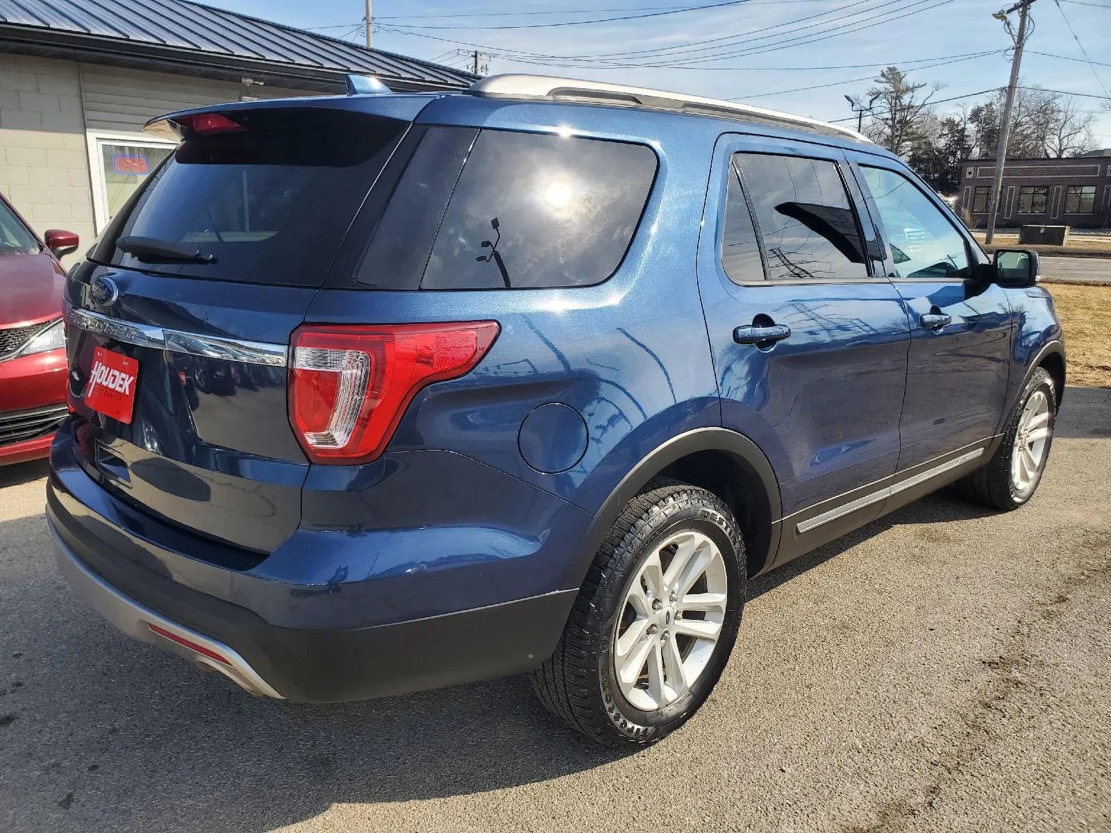 Used 2017 Ford Explorer XLT w/ Equipment Group 201A image 6
