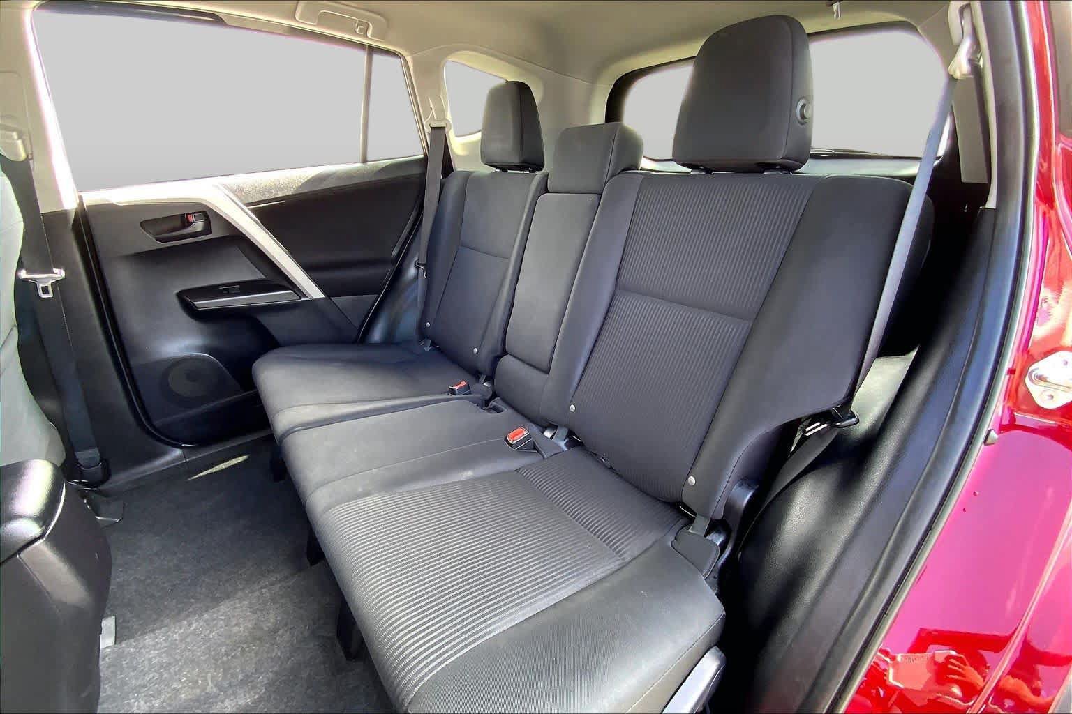 Used 2018 Toyota RAV4 LE w/ All Weather Liner Package AWD/4WD image 20