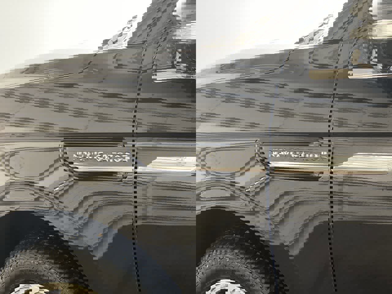 Used 2024 Lincoln Navigator L Premiere image 10