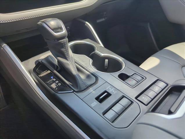 Used 2022 Toyota Highlander XLE AWD/4WD image 16