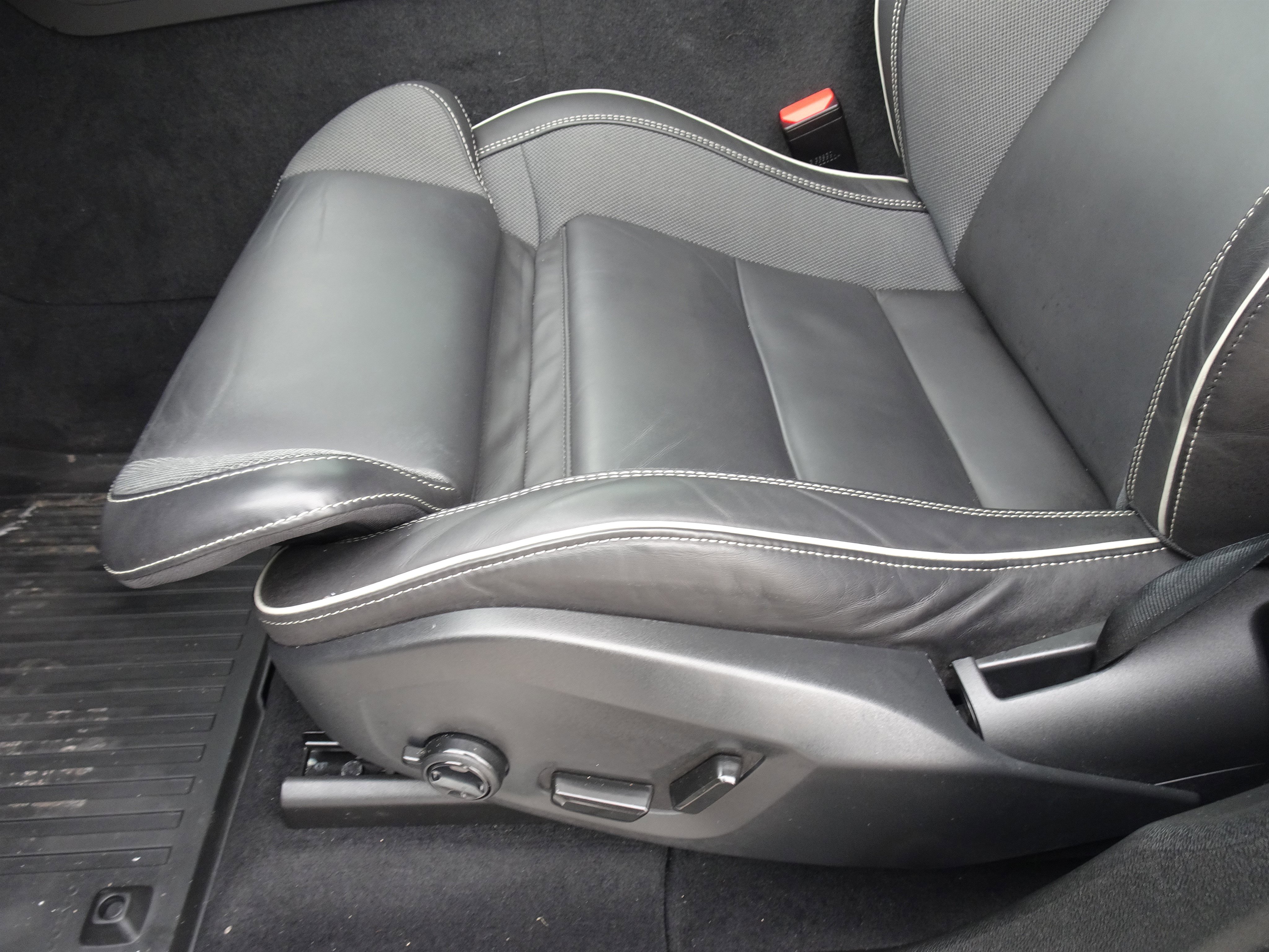 Used 2022 Volvo XC60 B6 R-Design w/ Advanced Package image 13