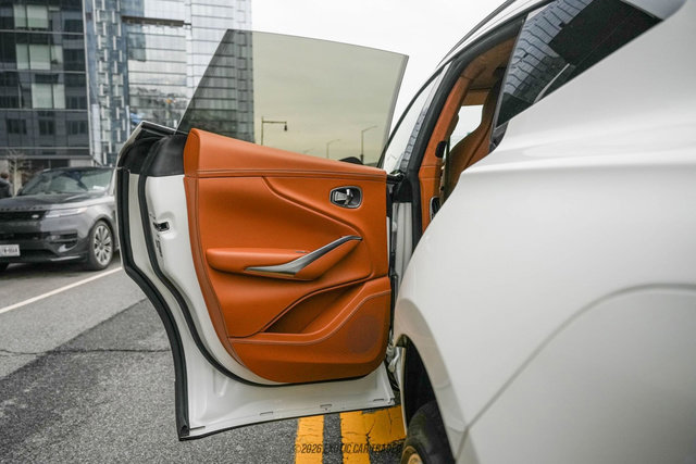 Used 2021 Aston Martin DBX image 37