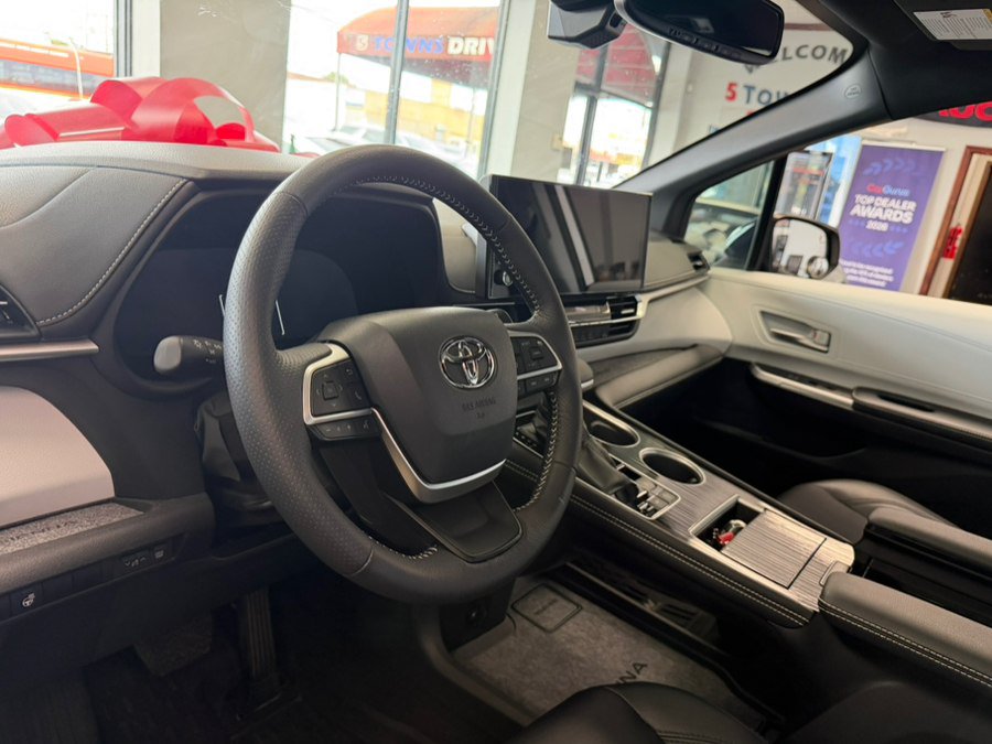 Used 2025 Toyota Sienna XSE FWD image 32