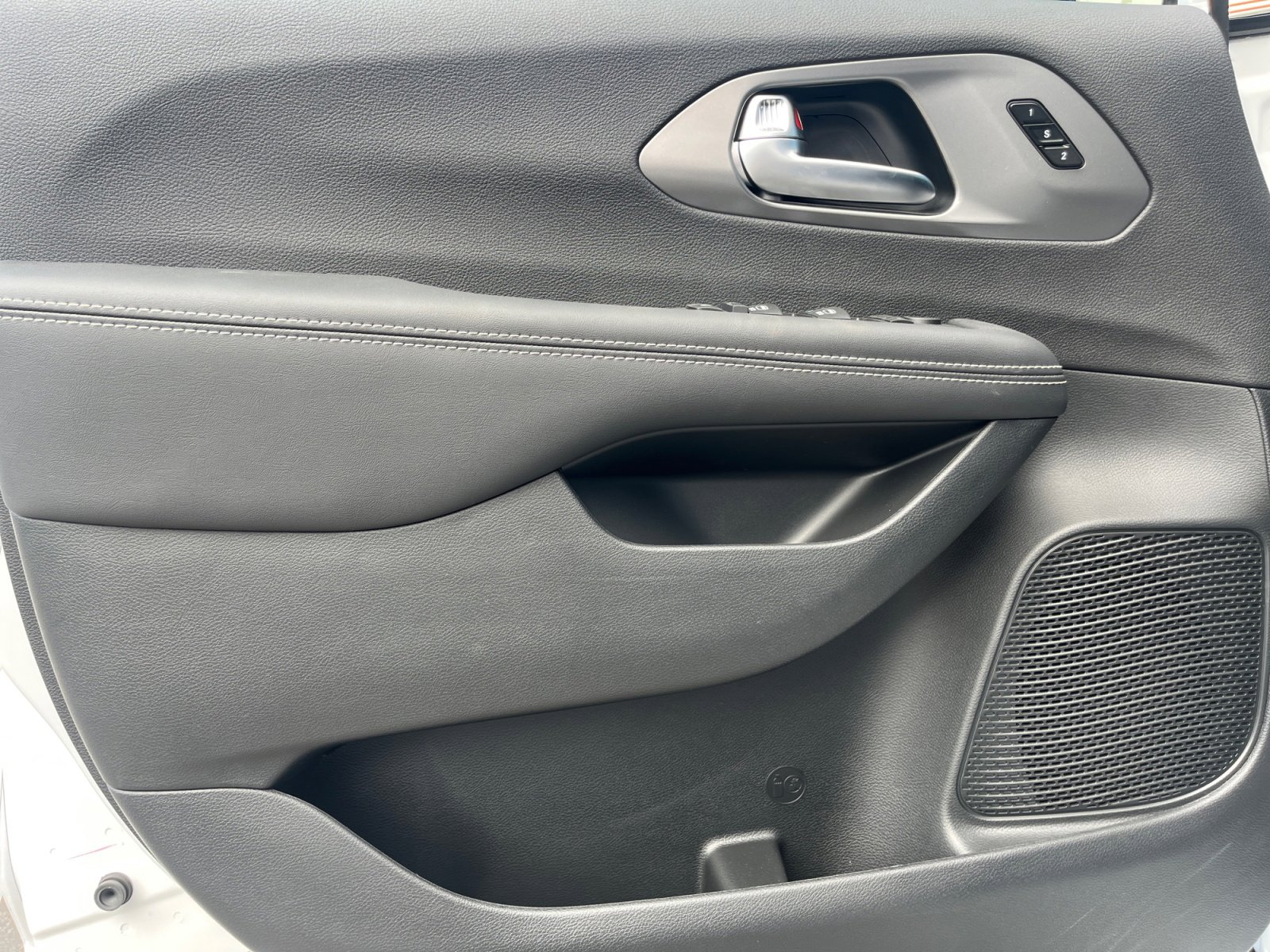 New 2026 Chrysler Pacifica Select image 15