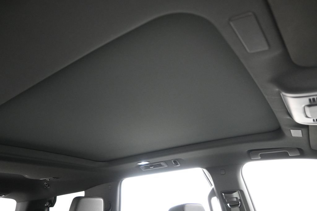 Used 2025 Chevrolet Tahoe High Country AWD/4WD image 32