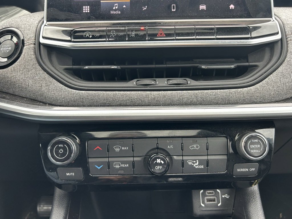 Used 2024 Jeep Compass Latitude w/ Sun and Sound Group image 23