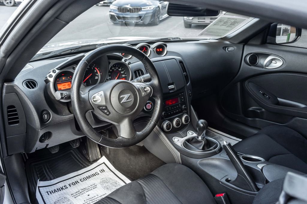 Used 2017 Nissan 370Z Coupe RWD image 8