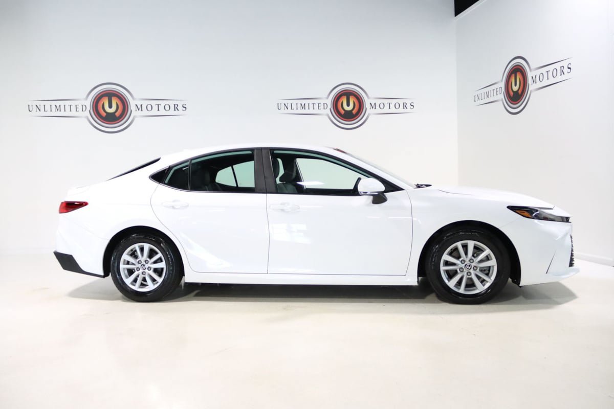Used 2026 Toyota Camry SE FWD image 5