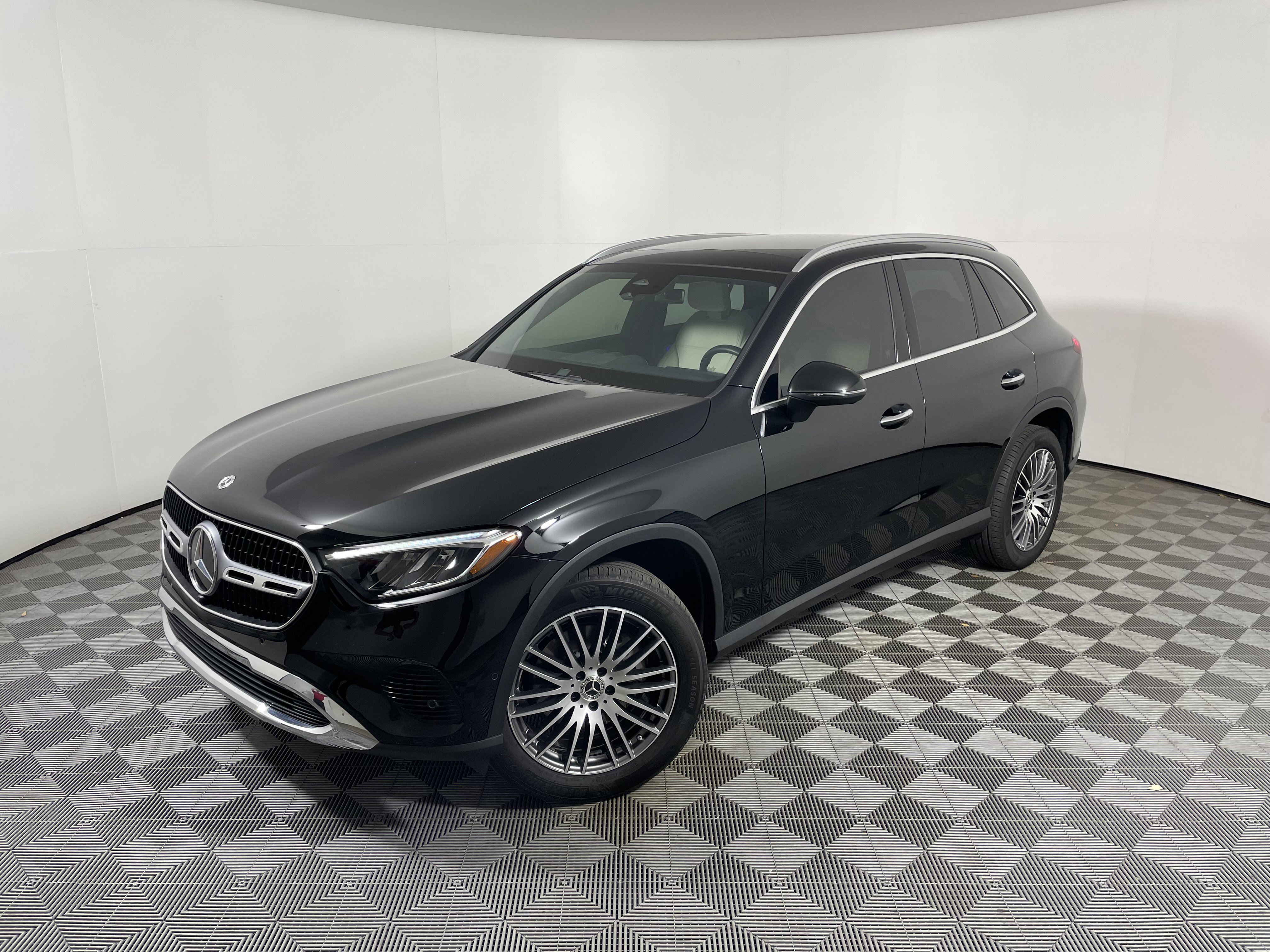 Used 2024 Mercedes-Benz GLC 300 4MATIC image 1