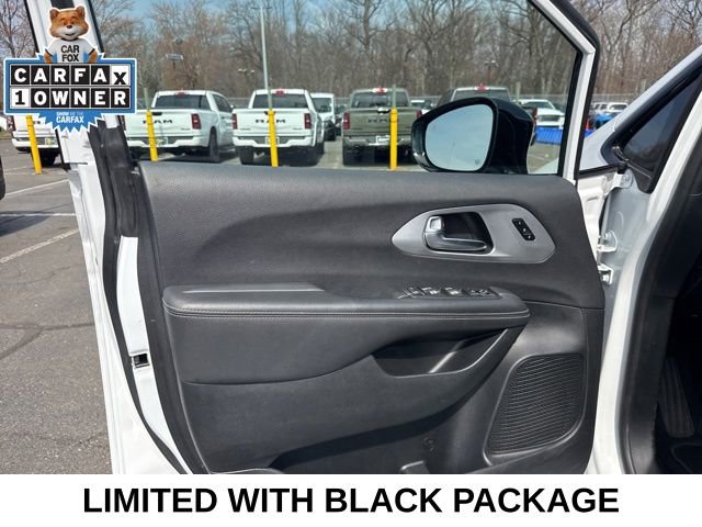 Used 2025 Chrysler Pacifica Limited image 34