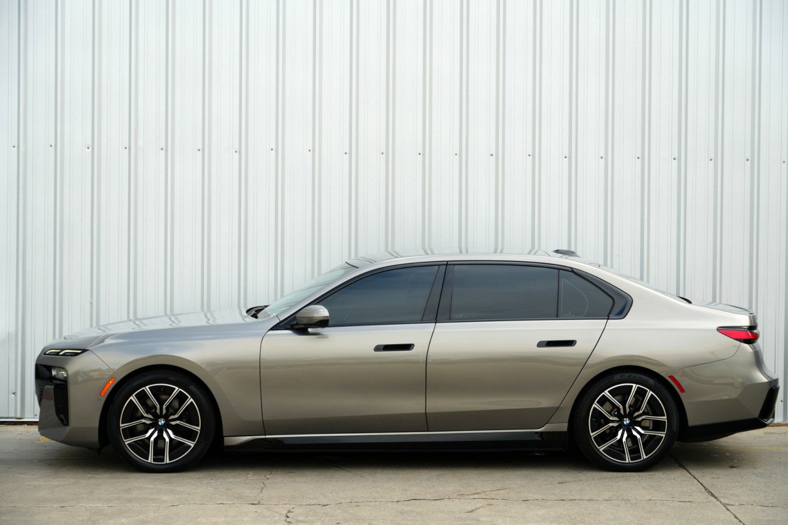 Used 2023 BMW i7 xDrive60 image 9