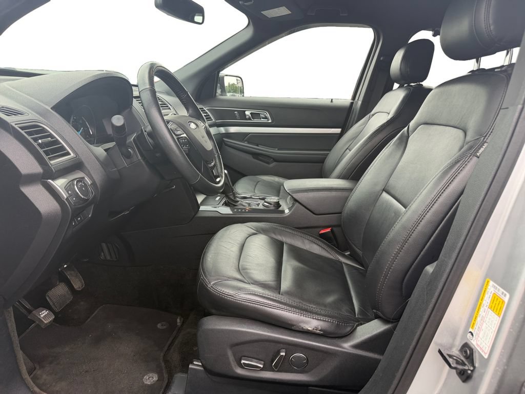 Used 2017 Ford Explorer XLT w/ Equipment Group 202A AWD/4WD image 10