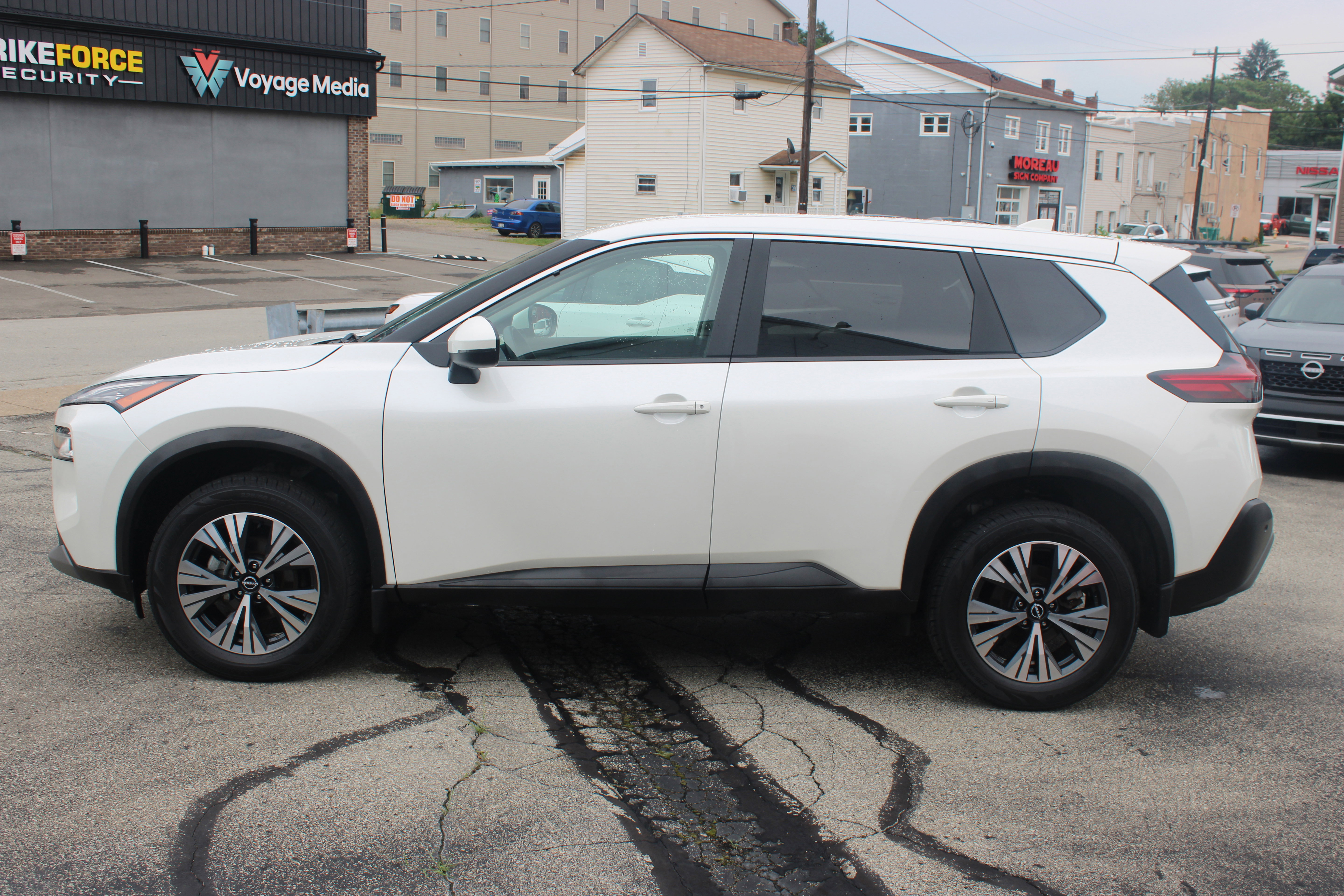 Certified 2023 Nissan Rogue SV image 2