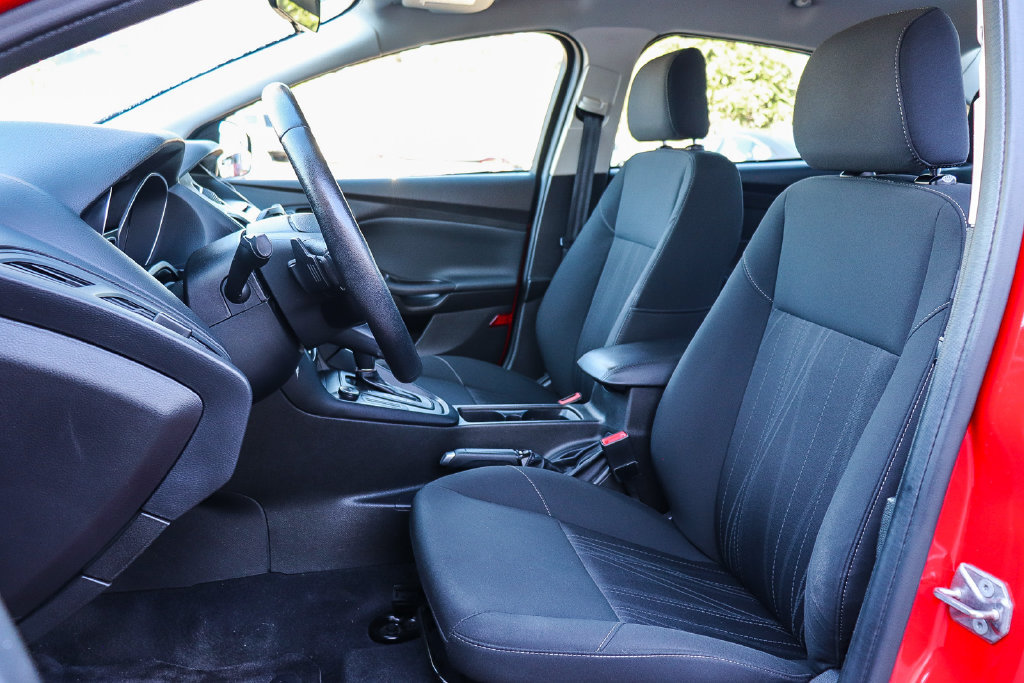 Used 2016 Ford Focus SE w/ SE Sport Package FWD image 17