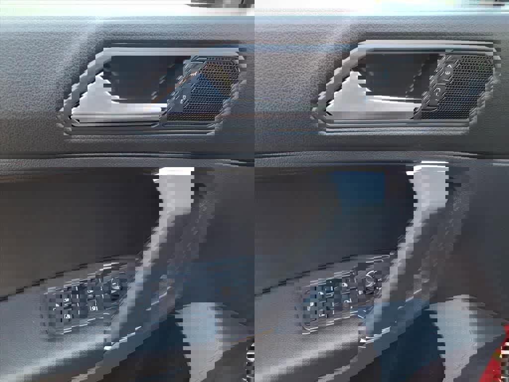 Used 2020 Volkswagen Tiguan SE image 14