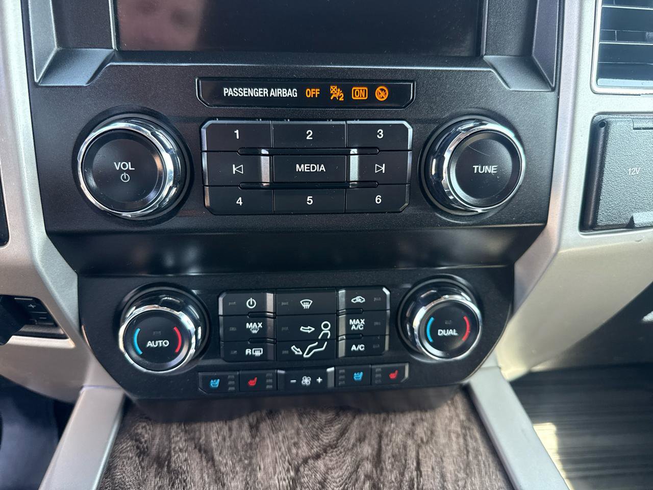 Used 2019 Ford F350 Lariat w/ Lariat Ultimate Package AWD/4WD image 16
