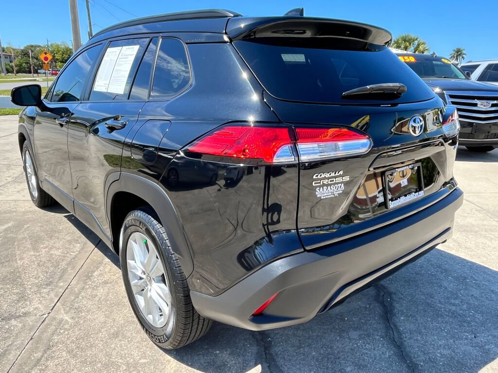 Used 2022 Toyota Corolla Cross LE w/ Moonroof Package FWD image 5
