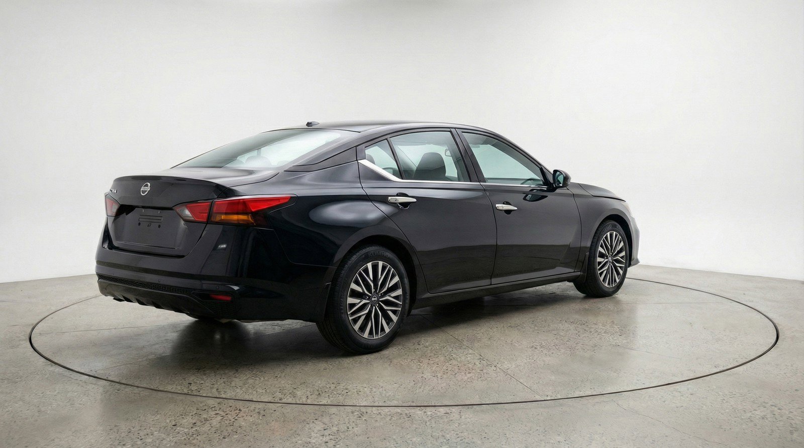 Used 2025 Nissan Altima 2.5 SV image 9
