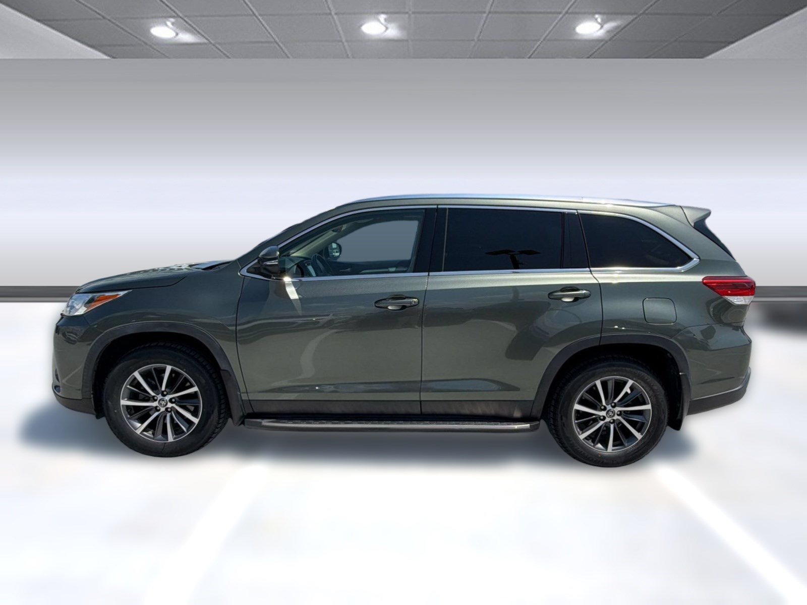 Used 2019 Toyota Highlander XLE FWD image 2