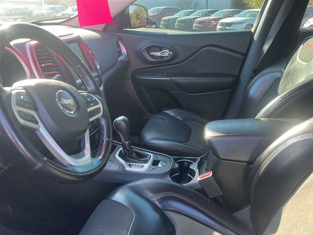 Used 2017 Jeep Cherokee Trailhawk w/ Cold Weather Group AWD/4WD image 9