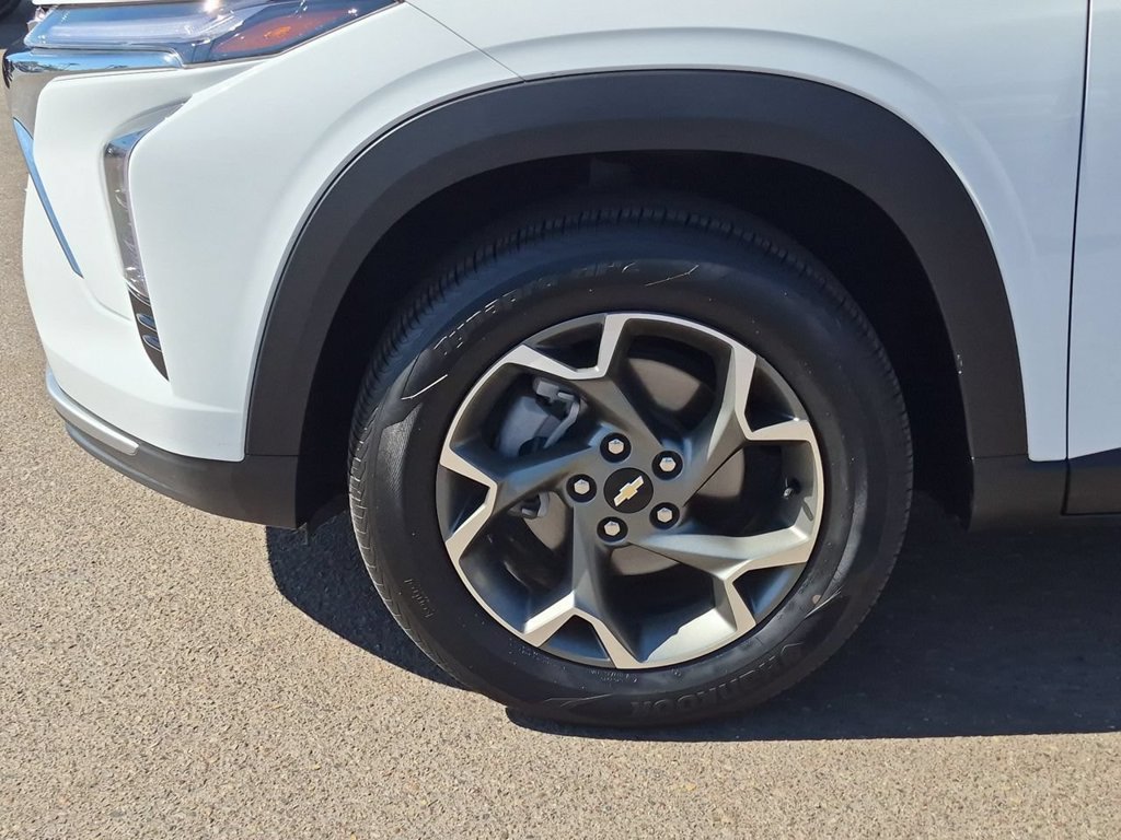 Used 2025 Chevrolet Trax LT FWD image 33