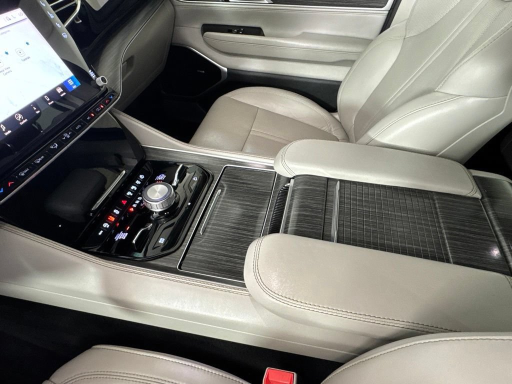 Certified 2023 Jeep Wagoneer Series III w/ Premium Group I AWD/4WD image 32